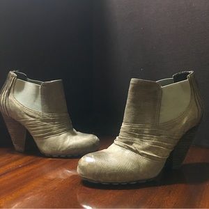 Vince Camuto Women's Tan beige Suede Bronco Ankle Bootie pull on ruched size 7